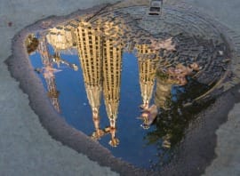 Sagrada Familia reflejada en charco - Carlos Espinosa Flickr - Abril 2017 - NOB 285 - DE